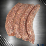 Michalski grobe Bratwurst vom Landschwein roh auf dunklem Steinuntergrund