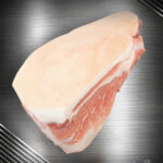 Schweinebauch vom regionalen Strohschwein roh mit Schwarte auf hellem Hintergrund