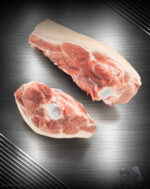 Schweinebauch vom regionalen Strohschwein als rohes Bauchstück mit gleichmäßiger Durchwachsung und fester Schwarte