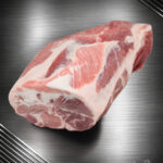 Rohes Stück Schweinenacken vom regionalen Strohschwein ohne Knochen mit feiner Marmorierung