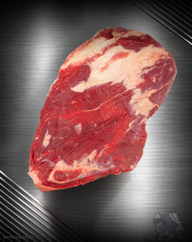 Rohes Beef Brisket Färse aus Pommern mit natürlicher Fettauflage auf neutralem Hintergrund