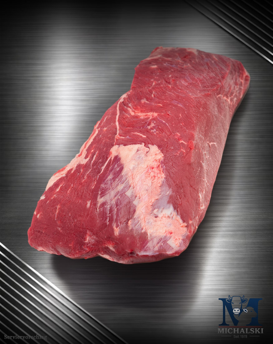 Michalski Beef Brisket aus deutscher Weidehaltung Rohes Michalski Beef Brisket von der Weidefärse mit gleichmäßigem Fettdeckel auf dunklem Hintergrund
