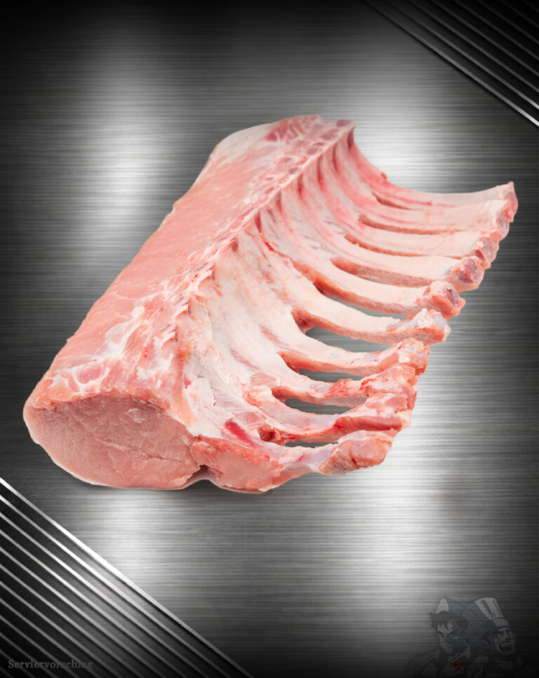 Rohes Schweinekarree vom regionalen Strohschwein am Knochen auf neutralem Hintergrund