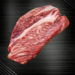 Rohes Wagyu Prime Rib aus Deutschland mit feiner Marmorierung auf edlem dunklem Hintergrund