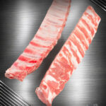 Rohe Spareribs vom regionalen Strohschwein mit feiner Fettstruktur und kräftiger Fleischaufllage